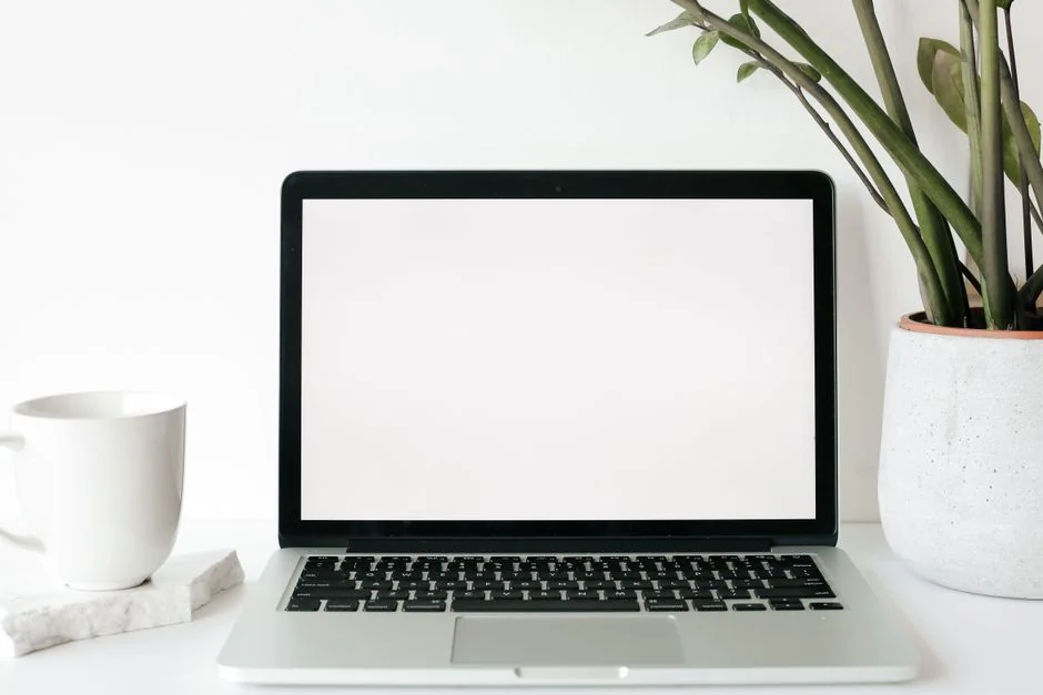 Membres de l’équipe échangeant sur des graphiques numériques sur une tablette dans un bureau moderne.